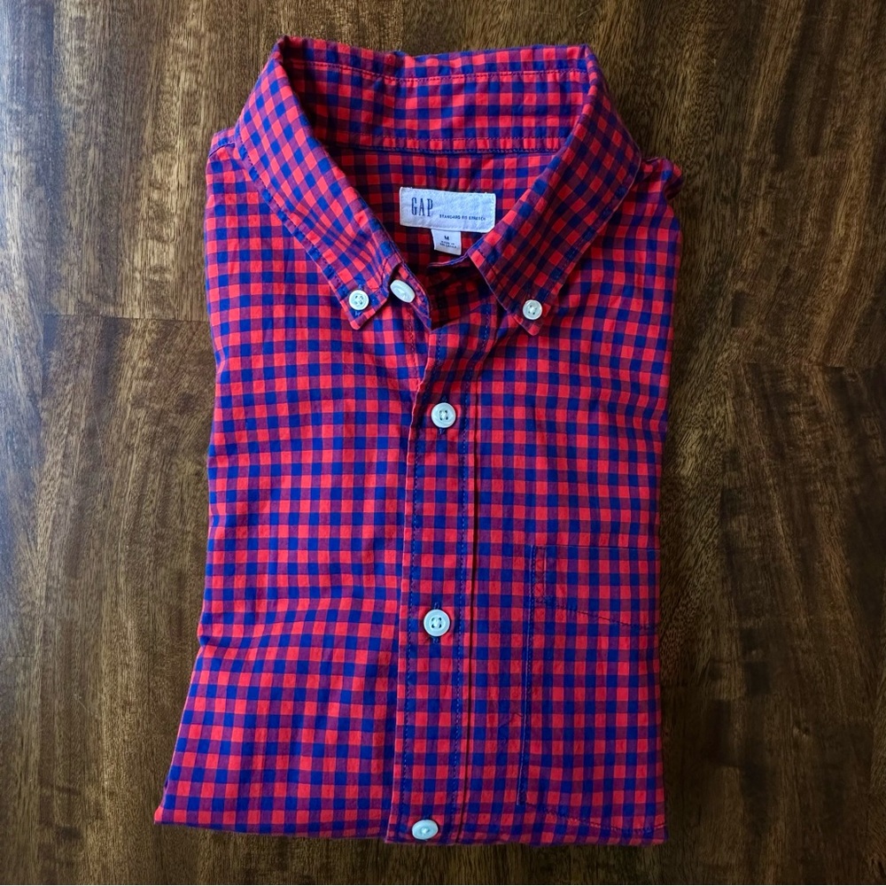 Gap Men’s Standard Fit Stretch Plaid Oxford Button Front Shirt, Medium, Red/Blue